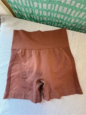 High-Waist Brown Ribbed Bike Shorts - Supportive Fit